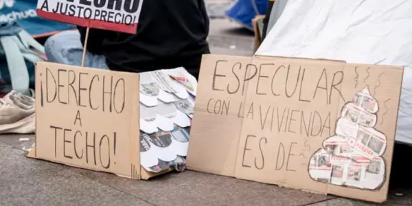 Pancartas de los activistas por la vivienda que han acampado en la Puerta del Sol