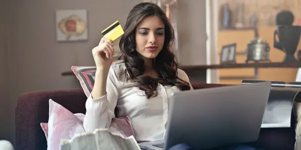 Chica comprando por Internet de forma segura