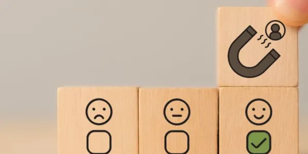 Cubos de madera con dibujos de personas, contenta, triste y enfadada