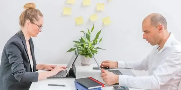 Dos trabajadores en su empresa