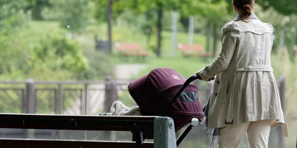 Mujer paseando un carrito de bebé