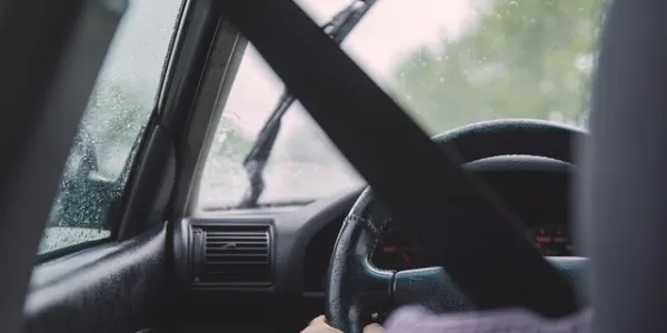 Manos de una persona al volante