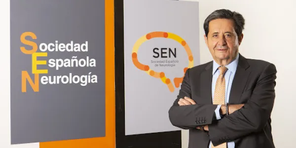 Dr. José Miguel Láinez, junto a un cartel de la SEN 