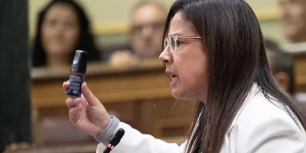La diputada y responsable de Interior del PP, Ana Vázquez, exhibe un spray de gas pimienta durtante la sesión de control al Gobierno, este miércoles en el Congreso. 