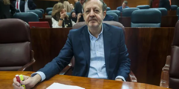 El consejero Reyero en la Asamblea de Madrid, viste con chaqueta americana y camisa blanca / Madrid dario