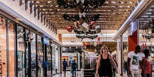 Gente en un centro comercial