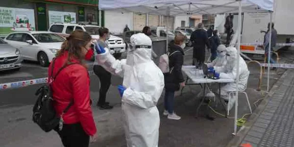 Los contagios disminuyen un 35 % en la última semana