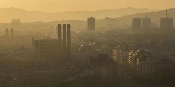 Aspecto del cielo sobre Barcelona en un episodio intenso de contaminación de la pasada primavera.