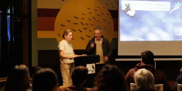 Heike Mai durante la charla sobre contaminación lumínica
