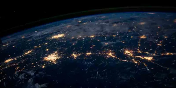 La contaminación lumínica por la noche sube al menos un 49 % en 25 años 