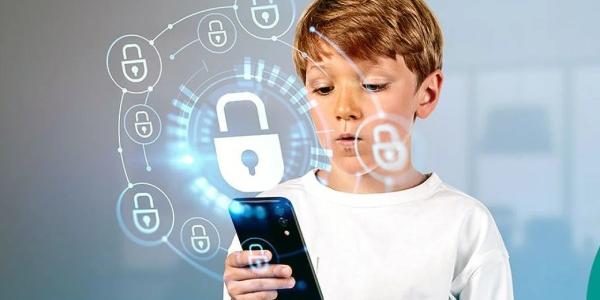 Niño con un móvil en la mano