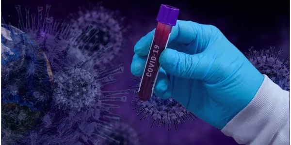 Mano de científico sujetando una muestra de sangre infectada con coronavirus