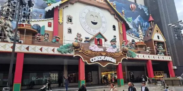 Fachada de Cortylandia 2024