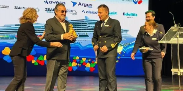 El presidente del Grupo Social ONCE, Miguel Carballeda, entrega un galardón relacionado con el crucero