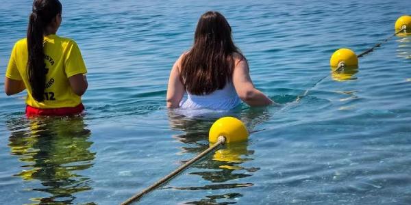 Motril estrena audioplayas para adaptar el baño de personas con discapacidad visual