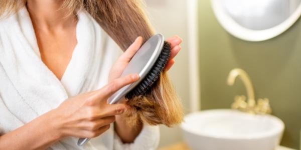 Mujer cepillandose el pelo
