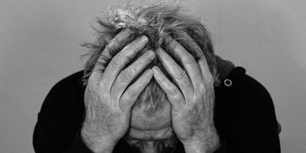 Hombre preocupado por la crisis climática