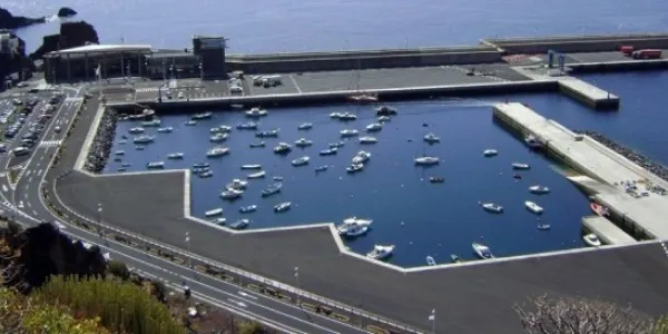Puerto de la Estaca en el Hierro, donde el Gobierno de Canarias ha levantado un campamento extraordinario | Foto del Gobierno de Canarias