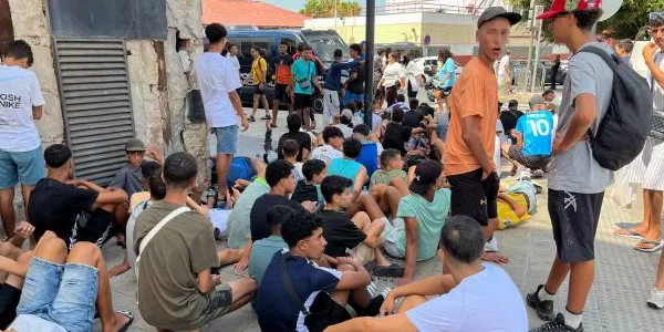 Multitud de menores migrantes esperan para su filiación frente a la Jefatura Superior de la Policía Nacional en Ceuta este lunes