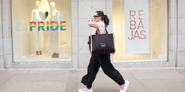 Mujer en las rebajas de verano