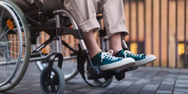 persona en silla de ruedas