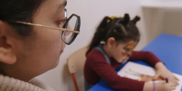 Valentina Vera con su hija recibiendo apoyo en Aceops 