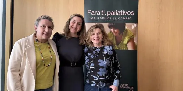 De izquierda a derecha: Inmaculada Escriche, paciente de cáncer de pulmón desde hace una década; Elia Martínez, presidenta de la Sociedad Española de Cuidados Paliativos (SECPAL) y oncóloga en el Hospital Universitario de Fuenlabrada; y Marilén Villalonga, madre de un joven que lleva enfermo desde los cinco años. 