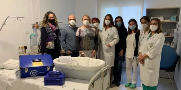 Equipo del Hospital de Jerez con una cuna de abrazos