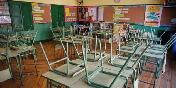 Un aula sin niños en un colegio público de Madrid.