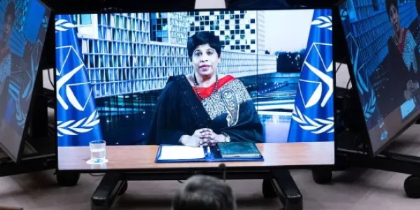 Nazhat Shameem Khan (en pantalla), fiscal adjunta de la Corte Penal Internacional (CPI), informa a la reunión del Consejo de Seguridad de la ONU sobre la situación en Sudán.