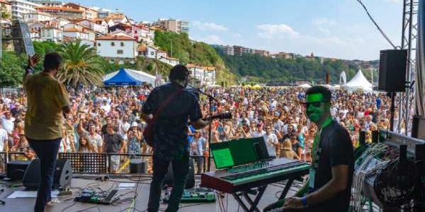 Público en el DecandelaFest