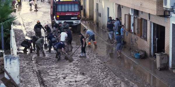 Efectivos de la Unidad Militar de Emergencias retirando lodos de las calles 