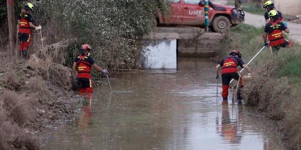 Miembros de la Unidad Militar de Emergencia UME realizan tareas de búsqueda en el barranco del Poyo, a la altura la localidad valenciana de Catarroja