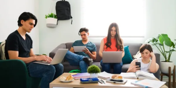 Jóvenes usando dispositivos tecnológicos 