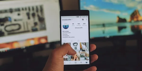 Mano de un joven con un teléfono móvil