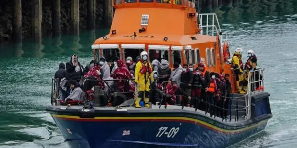 Un barco de salvamento llega a Dover con inmigrantes interceptados en el Canal de la Mancha 