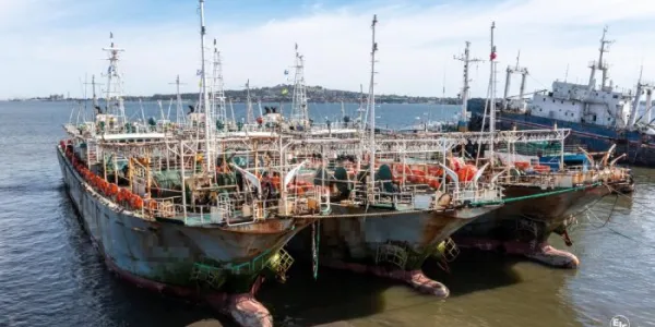 Pesqueros chinos, amarrados en el puerto de Montevideo. 