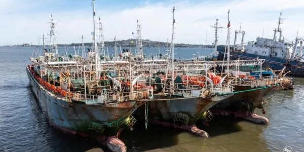 Pesqueros chinos, amarrados en el puerto de Montevideo