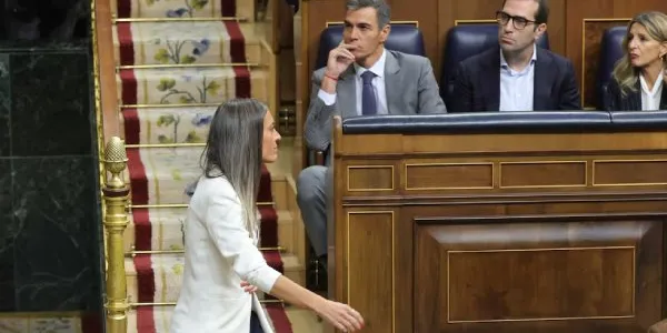 La portavoz de Junts en el Congreso, Míriam Nogueras, para por delante de Pedro Sánchez, este viernes en el Congreso
