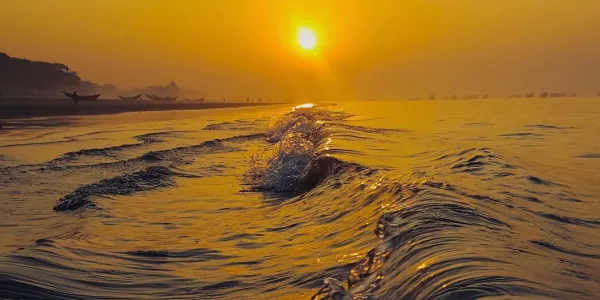  El sol se pone en la playa de Kuakata en Bangladesh.