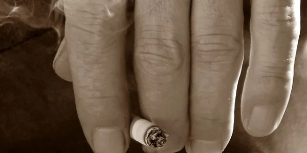Una mano con un cigarrillo encendido