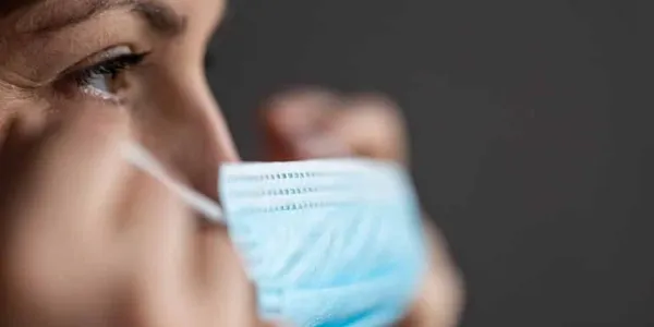 Persona usando una mascarilla