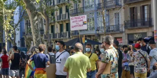 Personas manifestándose contra los delitos de odio en España