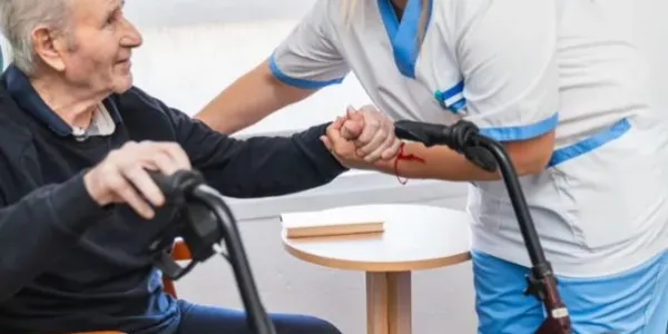 Persona mayor con una enfermera