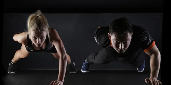 Pareja haciendo deporte 
