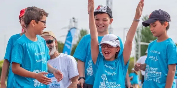 Niños que practican deporte inclusivo 