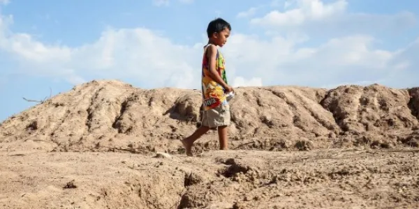 La pobreza causada por factores como el cambio climático puede hacer que los niños sean más vulnerables a la violencia.