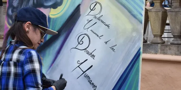Un artista de grafitis en Colombia crea una imagen sobre la declaración de los derechos humanos.