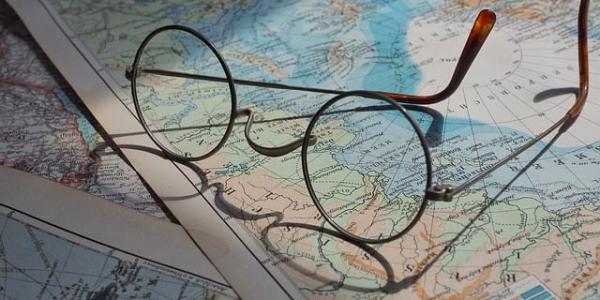 Mapa del mundo con unas gafas 