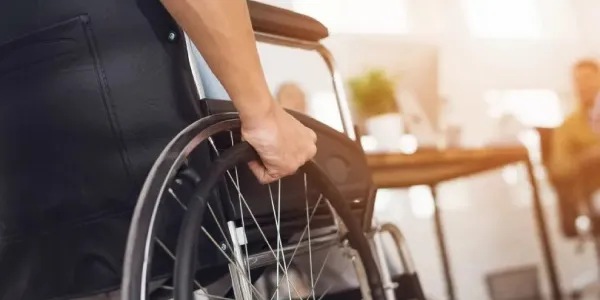 Persona en silla de ruedas